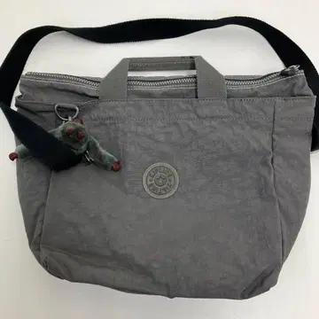 Kipling 숄더백 그레이 몽키 참 부착 중고