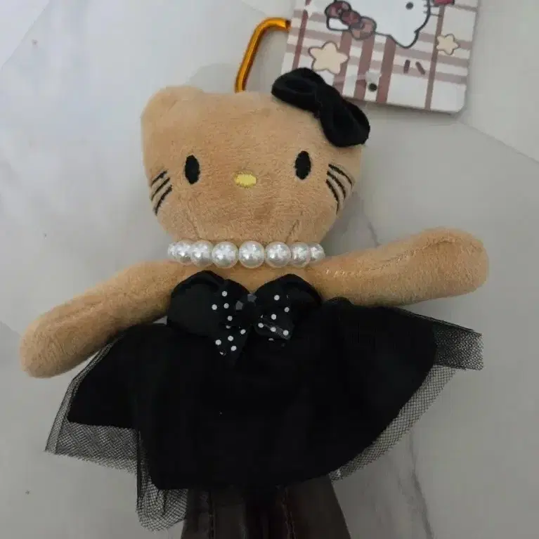 새제품] 태닝 키티 인형 블랙 드레스 진주 목걸이 키링