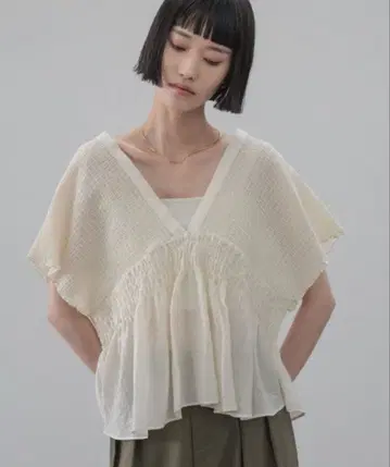요류 셔링 링크 블라우스 반팔 화이트 숏 로리즈팜