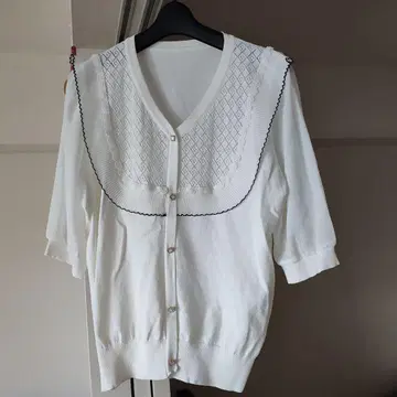 화이트 반팔 가디건 레이스 옷깃