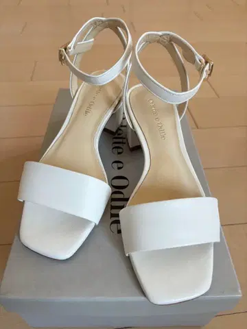 오데뜨 앤 오딜 애로우즈 스퀘어 블록힐 샌들 ODETTE
