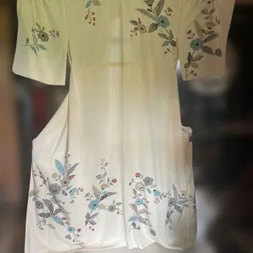 기모노 호몬기 화이트 베이스 꽃무늬 화려함