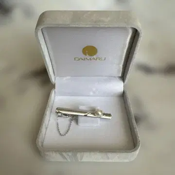 DAIMARU 넥타이핀 펄 장식 체인 포함
