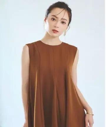 아뉴앙스 브라운 슬리브리스 튜닉 상의