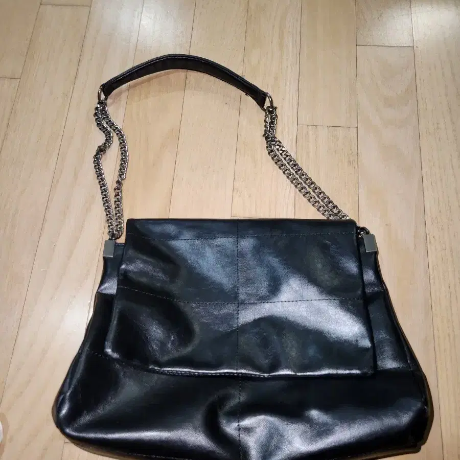 자라(ZARA)의 체인 숄더백입니다.