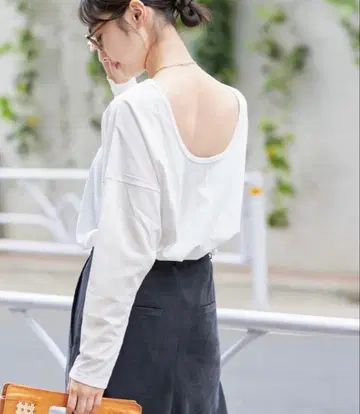 plage [ GIRL ] 백 오픈 루즈 롱T 화이트