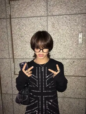 레온 군 착용 긴팔 T셔츠 achieve 루즈 Y2K 서브컬처 베이스 셔츠