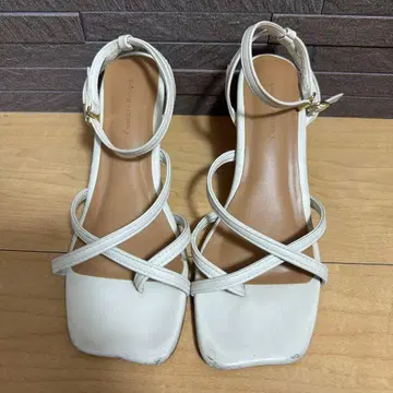 Couture 브로치 화이트 스트랩 샌들 23cm