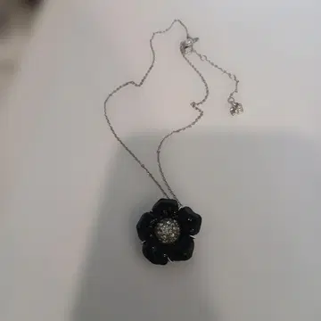 SWAROVSKI 플라워 모티브 목걸이 블랙