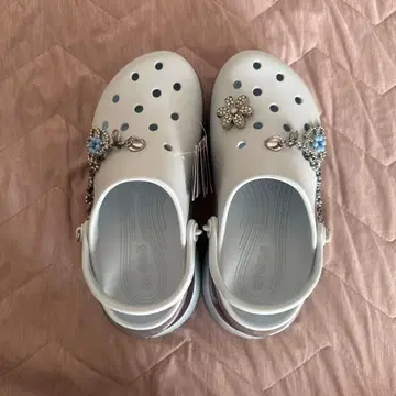 Crocs 통굽 샌들 화이트 참 포함