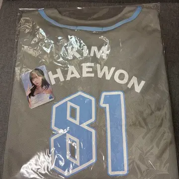 LE SSERAFIM 유니폼 KIM CHAEWON M 사이즈 트레이딩 카드 포함
