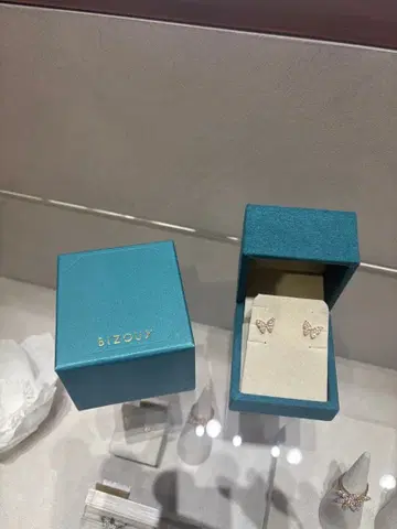 BIZOUX 파피용 모티브 귀걸이