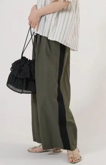 trois 트로와 사이드 래글런 테이프 와이드 팬츠 속건성