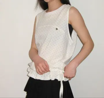 [ 새상품 ] FRILL SHIRRING SLEEVELESS WHITE DOT