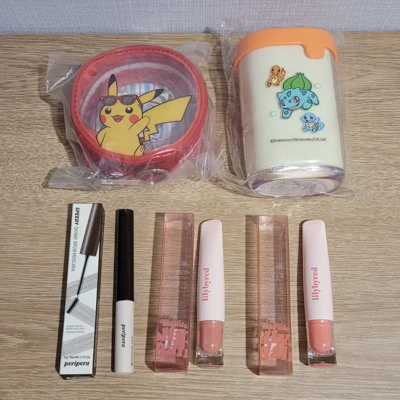 메이크업 화장품 제품 일괄: 브로우 카라, 멜팅립, 립글로스, 키링 파우치, 포켓몬스터 굿즈