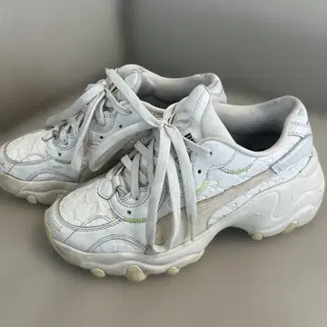 PUMA 통굽 스니커즈 화이트