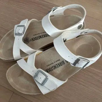 BIRKENSTOCK 화이트 스트랩 샌들 36