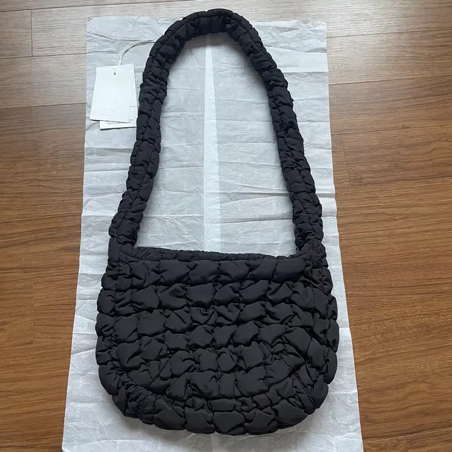 (팝업 구매) 코스 퀼티드 메신저백 블랙