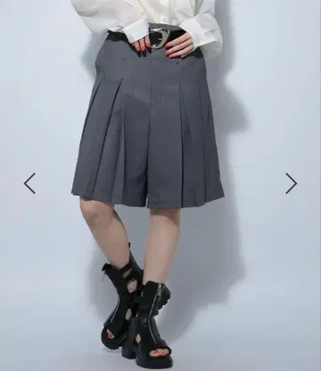 PAGEBOY 플리츠 하프 팬츠 차콜