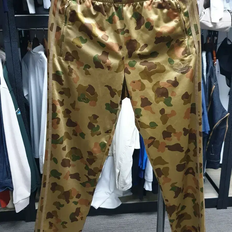 아디다스 카모 패턴 트레이닝 팬츠