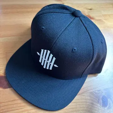 KHI 스냅백 캡 블랙 자수 로고