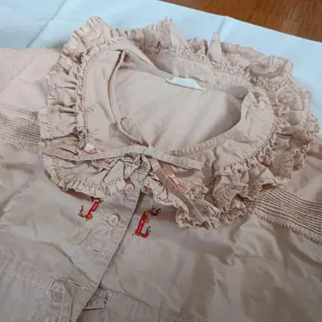 핑크하우스 스티치 자수 새틴 리본 블라우스 더스티 핑크