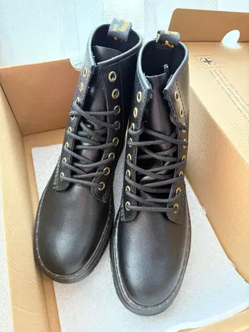 Dr. Martens ZAVALA BLACK 부츠