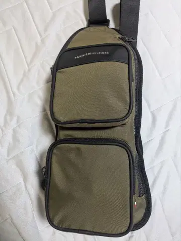 TOMMY HILFIGER 바디백 카키 새상품 2026년 봄/여름
