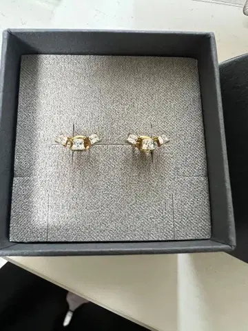 Jouete 골드 컬러 비쥬 귀걸이