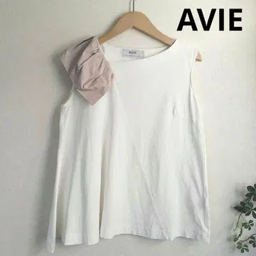 [ AVIE ] 슬리브리스 비대칭 프릴 티셔츠
