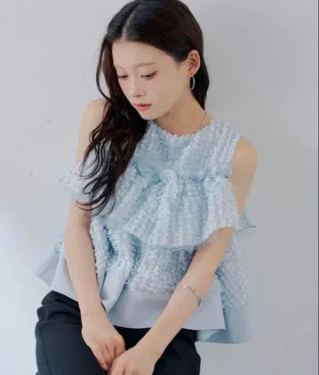 라이트 블루 프릴 슬리브리스 상의