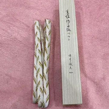 화이트와 금의 경사스러운 허리띠
