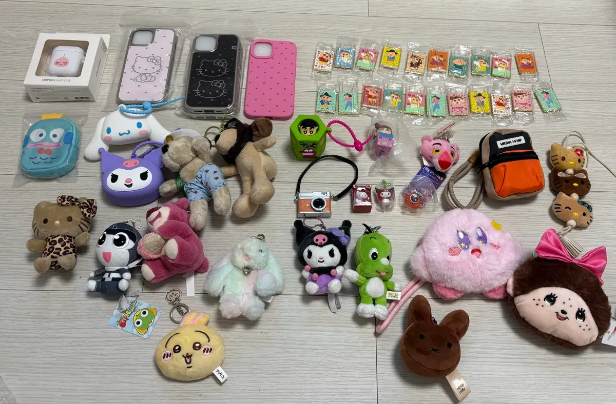 인형, 가챠, 짱구액자, 파우치, 아이폰15케이스 등등