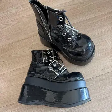 demonia 통굽 패턴트 레더풍 부츠 블랙