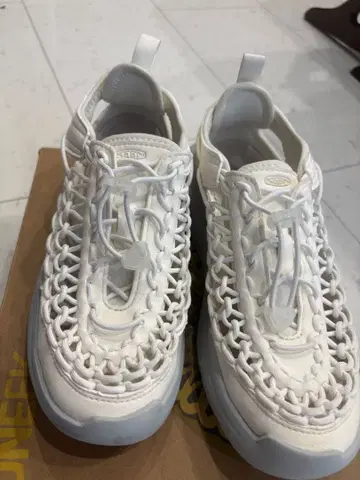 KEEN UNEEK 샌들 화이트
