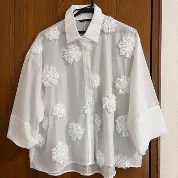 ZARA 플라워 모티브 오부 소매 셔츠 화이트