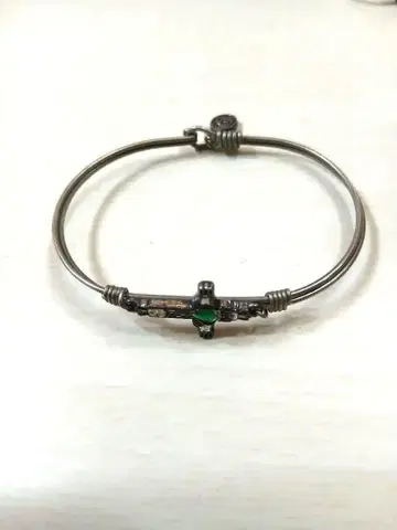 Luca + Danni 크로스 뱅글 그린하트