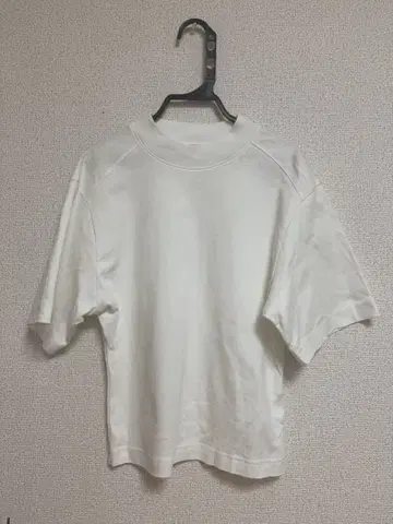 COS 박스핏 모크넥 티셔츠 화이트