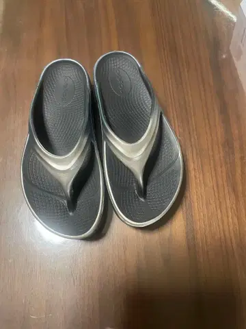 OOFOS OOriginal 리커버리 샌들 메탈릭 그레이