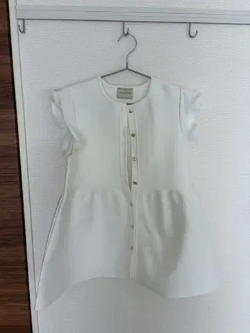 미사용 새상품 UNITED ARROWS 프릴 베스트 슬리브리스 화이트
