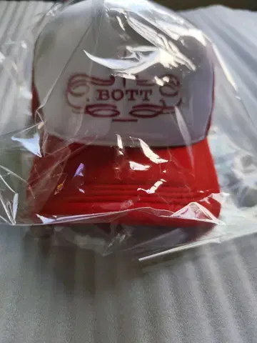 BOTT 로고 자수 메쉬 캡 레드 화이트