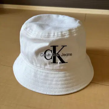 Calvin Klein Jeans 화이트 버킷햇 OS