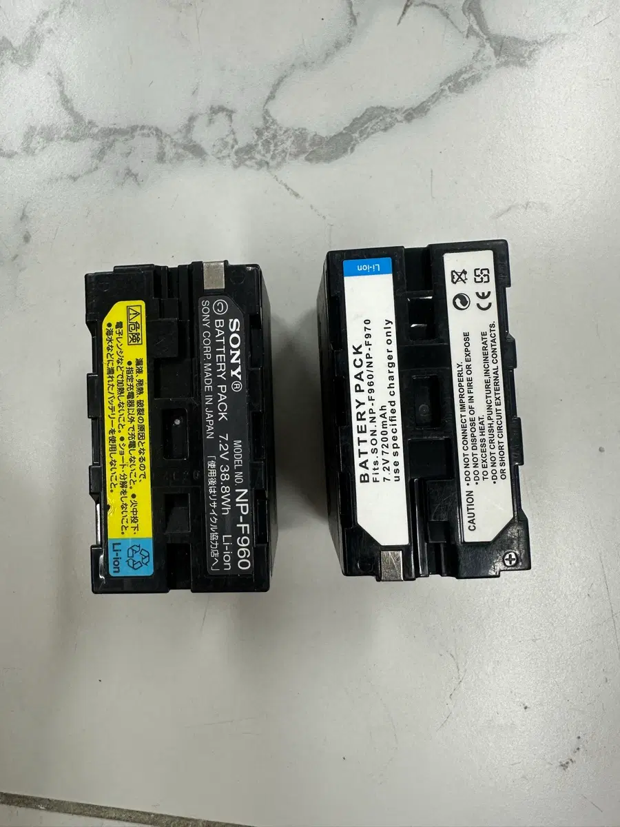 컨디션 좋은 소니 대용량 배터리 NP-F960 호환 2개 일괄 판매합니다