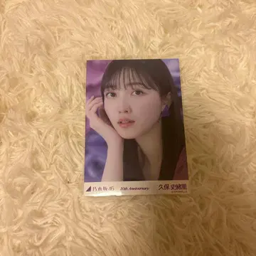 노기자카46 쿠보 시오리 10th anniversary 브로마이드 앉은 모습