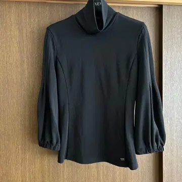FOXEY 터틀넥 퍼프 슬리브 상의 블랙