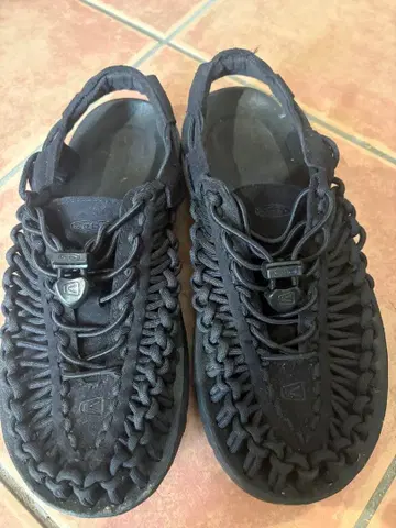 KEEN UNEEK 샌들 블랙
