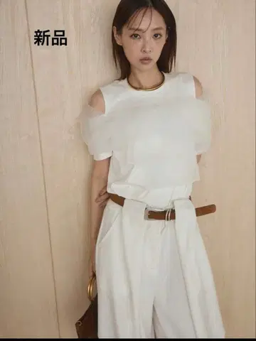 [ 새상품 ] 튤 레이어드 반팔 티셔츠 화이트 시어 오픈 숄더