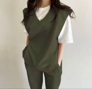 V넥 베스트 & 조거 팬츠 트레이닝 셋업 카키