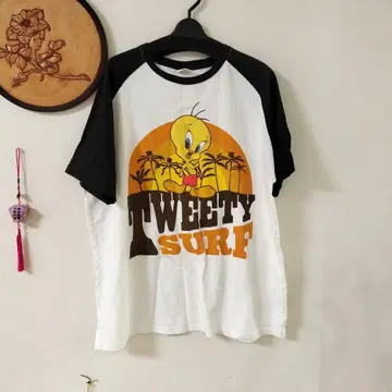 Tweety Surf 래글런 T셔츠 화이트 x 블랙