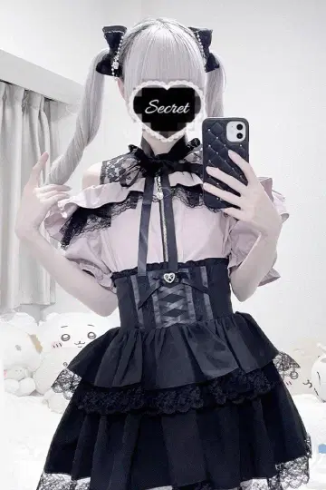 MARS 어깨 트임 프릴 슬라이더 블라우스 핑크 x 블랙 오프숄더